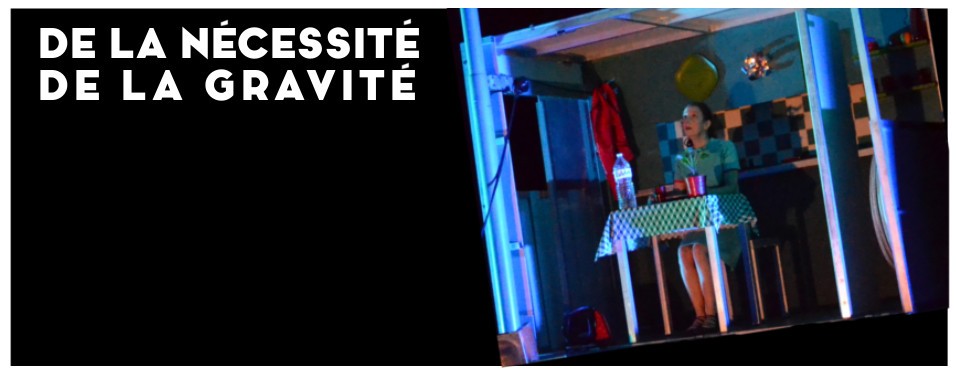 Spectacle De la nécessité de la gravité Karen Bourre juggling in the cabane scènographie which flies away