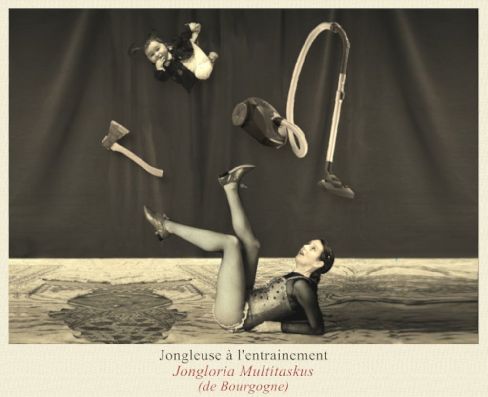 Julian Lanaud manipulant Karen Bourre Jongleuse pour la Conférence humouristique autour du jonglage pour le jeune public
