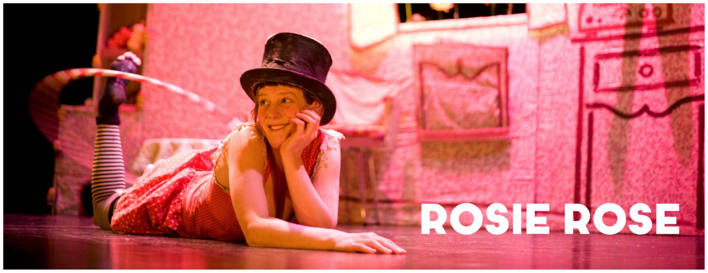 spectacle Jeune public Rosie Rose Karen Bourre Jongleuse allongé faisant tourner un hula hoop sue son pied